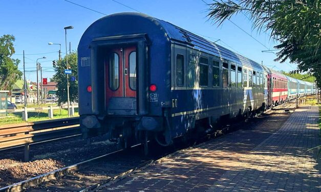 MÁV: sorompóhiba miatt jelentős késéssel közlekednek a vonatok a hatvani vonalon