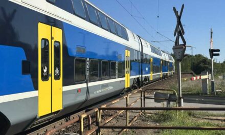 Újabb vasúti baleset: vonattal ütközött egy kisteherautó Budapesten, fennakadások vannak a váci vonalon