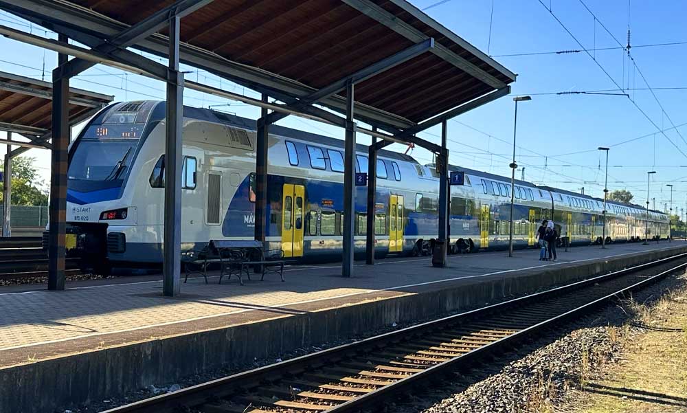 Elesett a MÁV szegedi vonala: műszaki hiba miatt egy órát is késhetnek a vonatok, az utasok dühöngenek