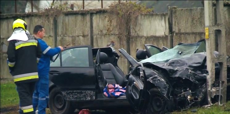 Halálos baleset Aszódon: biztonsági kamera rögzítette a mercis ámokfutását, amellyel a 25 éves nő halálát okozta – videó a cikkben