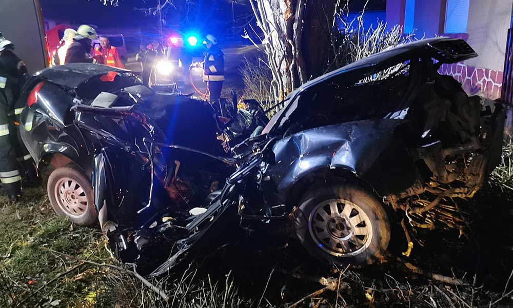 Kettős halál Esztáron: fának csapódott és kettétört az autó, két fiatal szörnyethalt