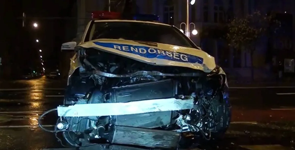Taxival ütközött egy rabszállító rendőrautó Budapesten, három embert vittek kórházba