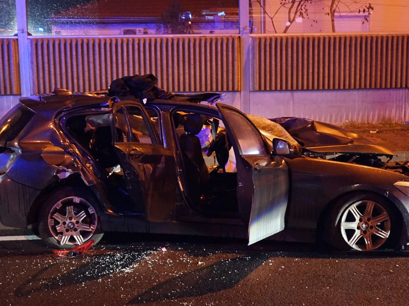 Budapest belvárosától üldözték a rendőrök a BMW-vel menekülő bulizó fiatalokat, az ámokfutó a helyszínen meghalt