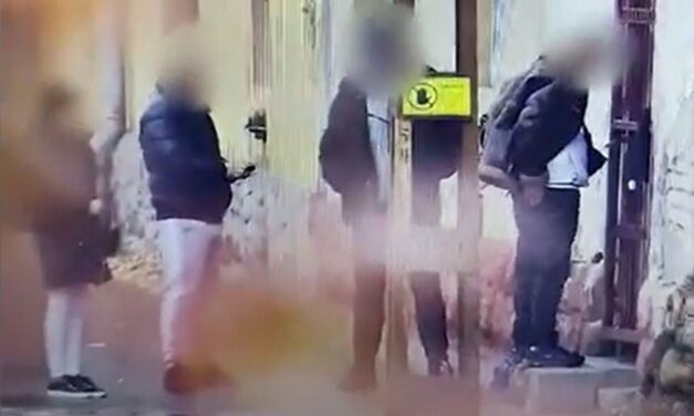 Az utcán álltak sorban a vevők egy budapesti ház előtt, hogy kristályt vegyenek egy díler alsónadrágjából