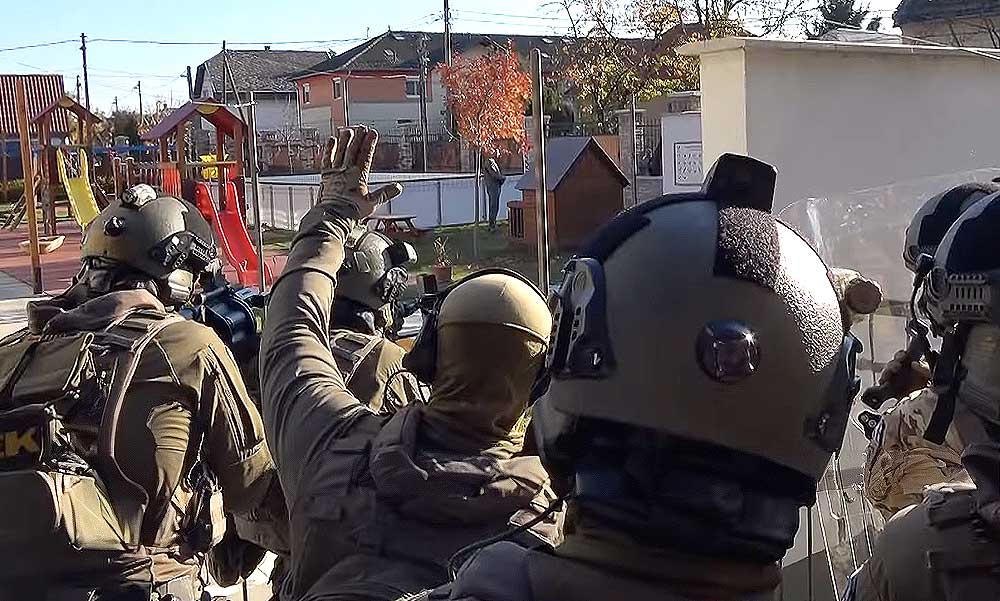 Körözés alatt állt a budapesti óvodába késsel berontó férfi, kábítószert és szamurájkardot is találtak nála