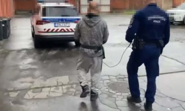 „Veled együtt fogom lemészárolni a családodat” – üzente volt élettársának a jászladányi férfi, majd gyermekei szeme láttára szurkálta halálra az asszonyt