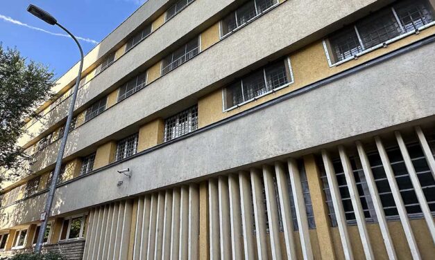 Folytatódnak a gyermekbántalmazások a Szőlő utcában: a napokban az egyik fogvatartottat gyomron ütötte a nevelője