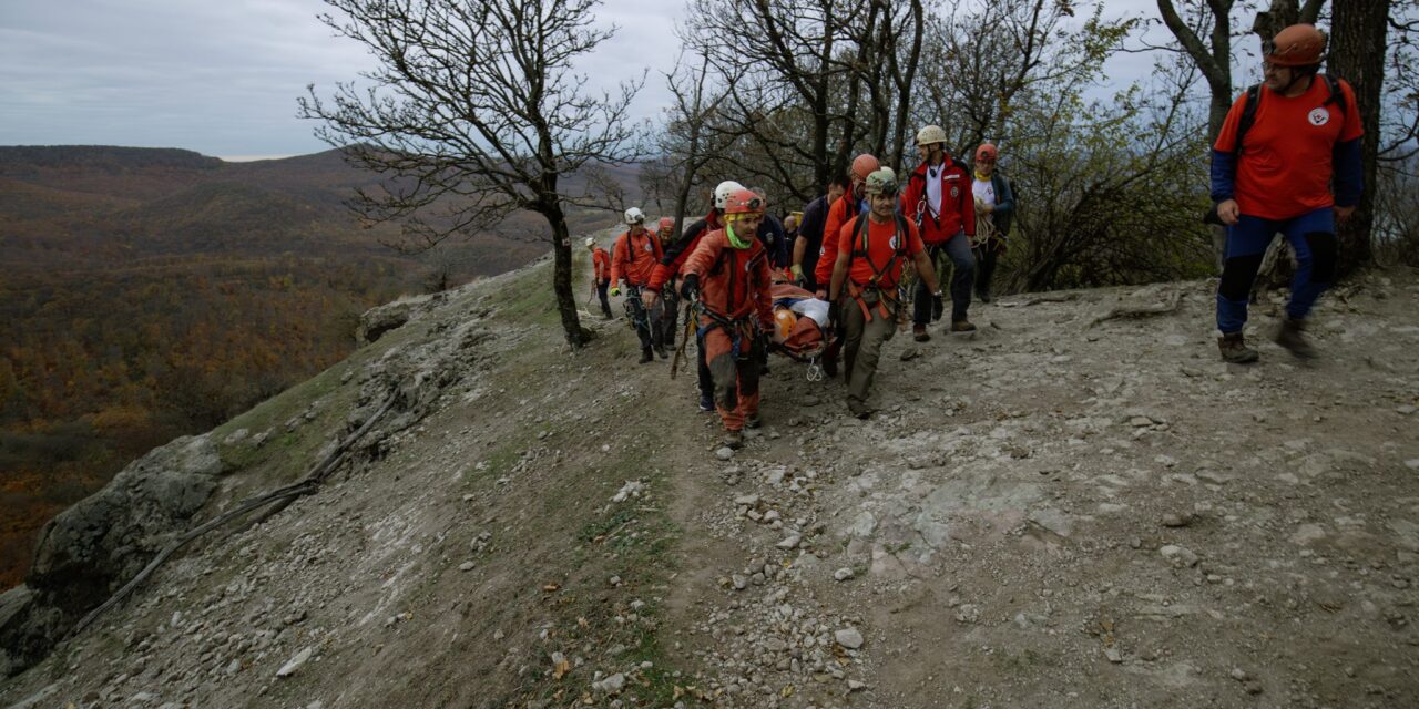 Baleset a Pilisben: 24 barlangi mentő hozta le a rendkívül veszélyes turistaútról a 66 éves sérült nőt