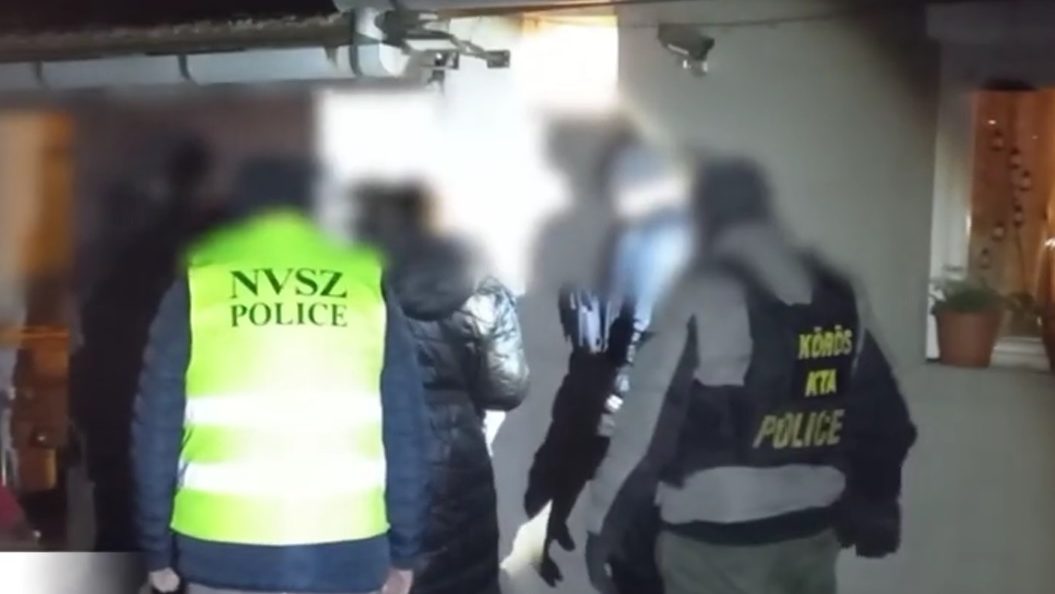 Rajtaütés Békésben! Kommandósok csaptak le egy drogozással gyanúsított rendőrnőre és férjére – videón az elfogásuk