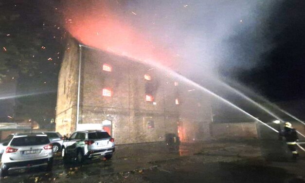 Tűz pusztított Makó belvárosában: több száz kiló füstöltkolbász égett az épületben működő húsüzemben – videó a cikkben