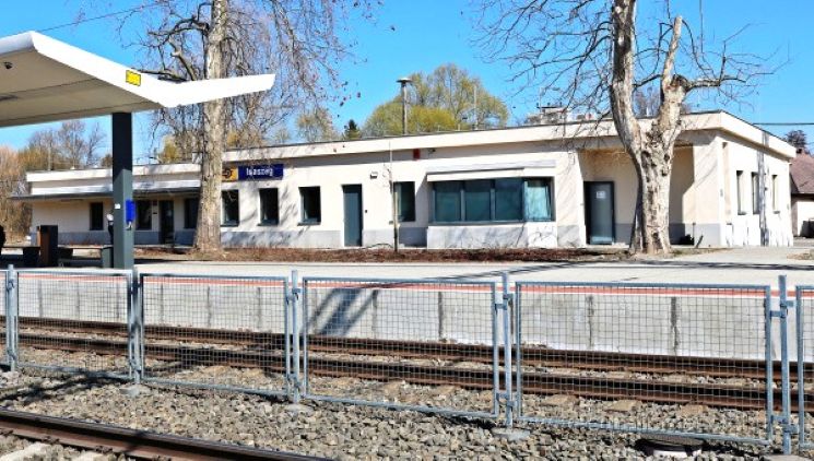 „A srác utána is sietett, de már túl késő volt” – szerelmi bánata miatt vonat alá vetette magát egy 15 éves lány  Isaszegen