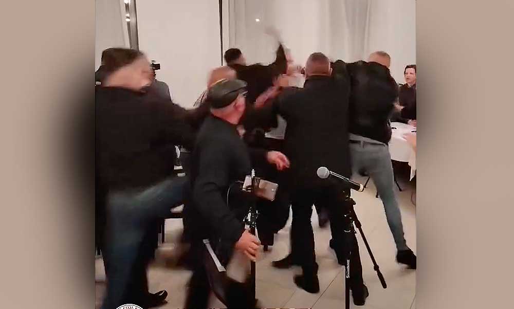 Tömegverekedés a nagykállói közmeghallgatáson: egy rasszista vicc miatt estek egymásnak a helyi politikusok