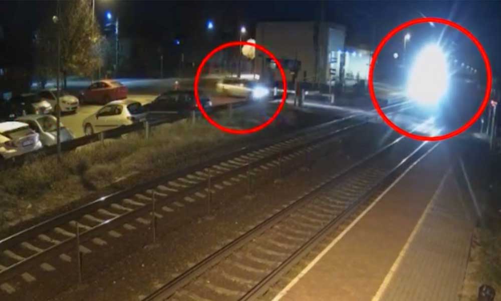 Videón a szentmártonkátai vonatbaleset: 5 fiatal szörnyethalt, miután a sofőr a tilos jelzés ellenére a sínekre hajtott