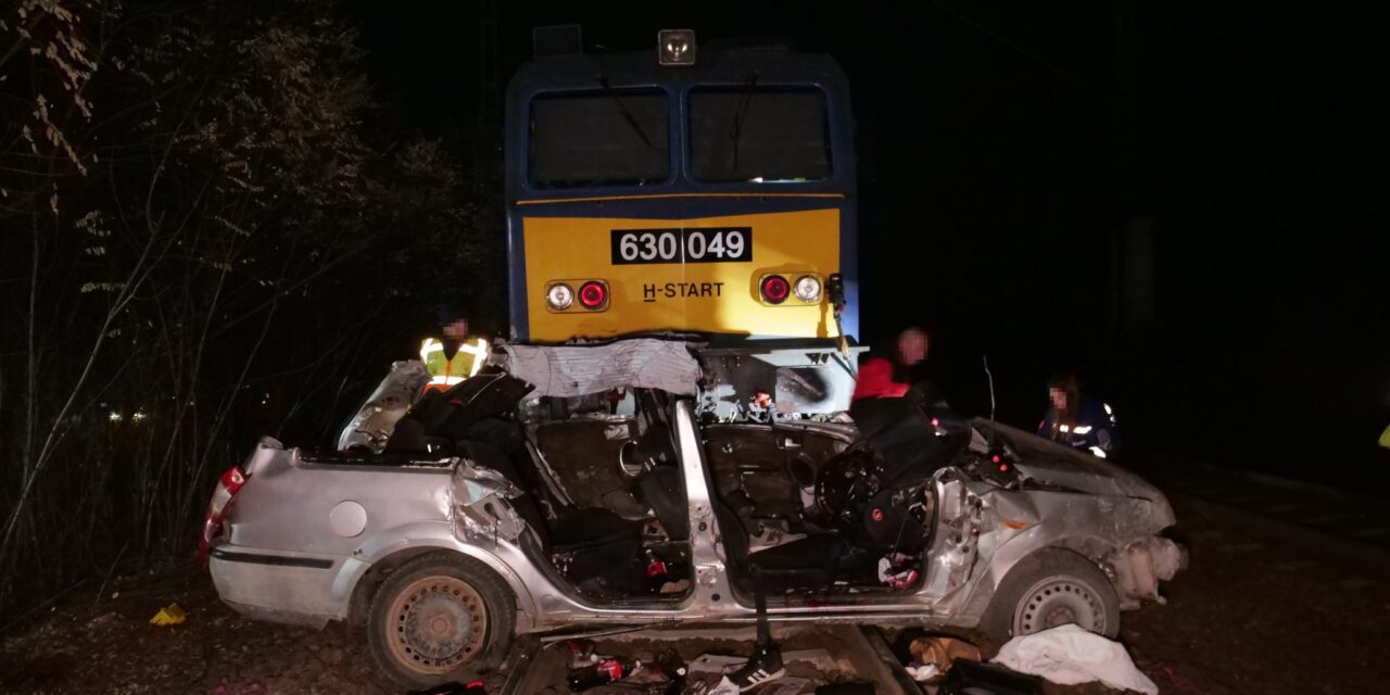 Szentmártonkátai vonatbaleset: buli után, jogsi nélkül hajtott a vonat elé a 24 éves férfi, öten szörnyethaltak, egy fiatal lány életéért most is küzdenek