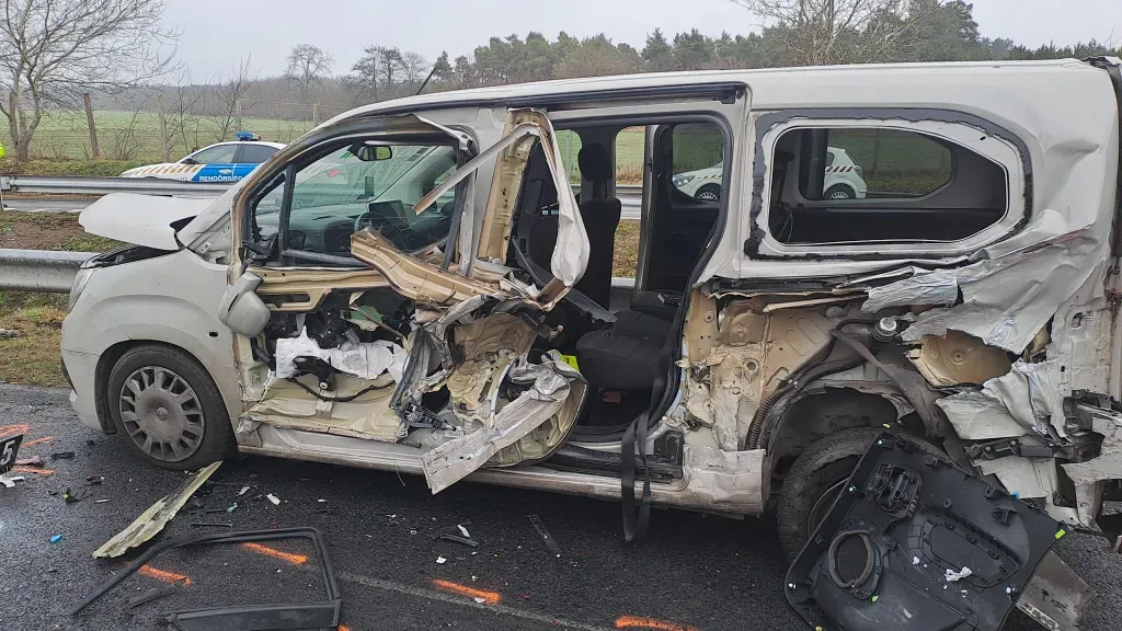 Tragédia az M1-esen: összeütközött két autó, majd mindkét sofőrt halálra gázolta egy román kisbusz