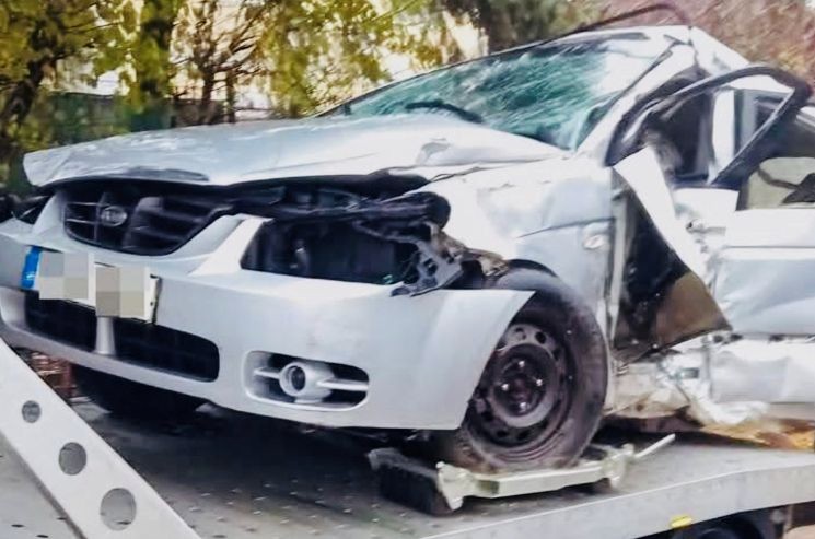 Munkagödörbe hajtott autójával egy családapa Gödöllőn, a férfi a kórházban meghalt