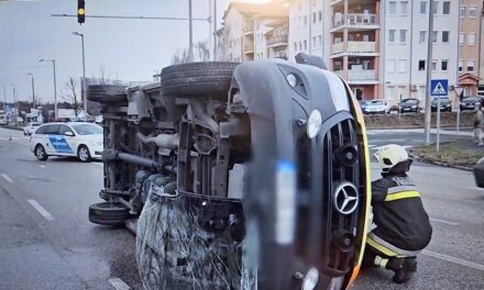 Különös mentőbaleset Tatabányán, az ütközéstől felborult a kékvillogót használó jármű