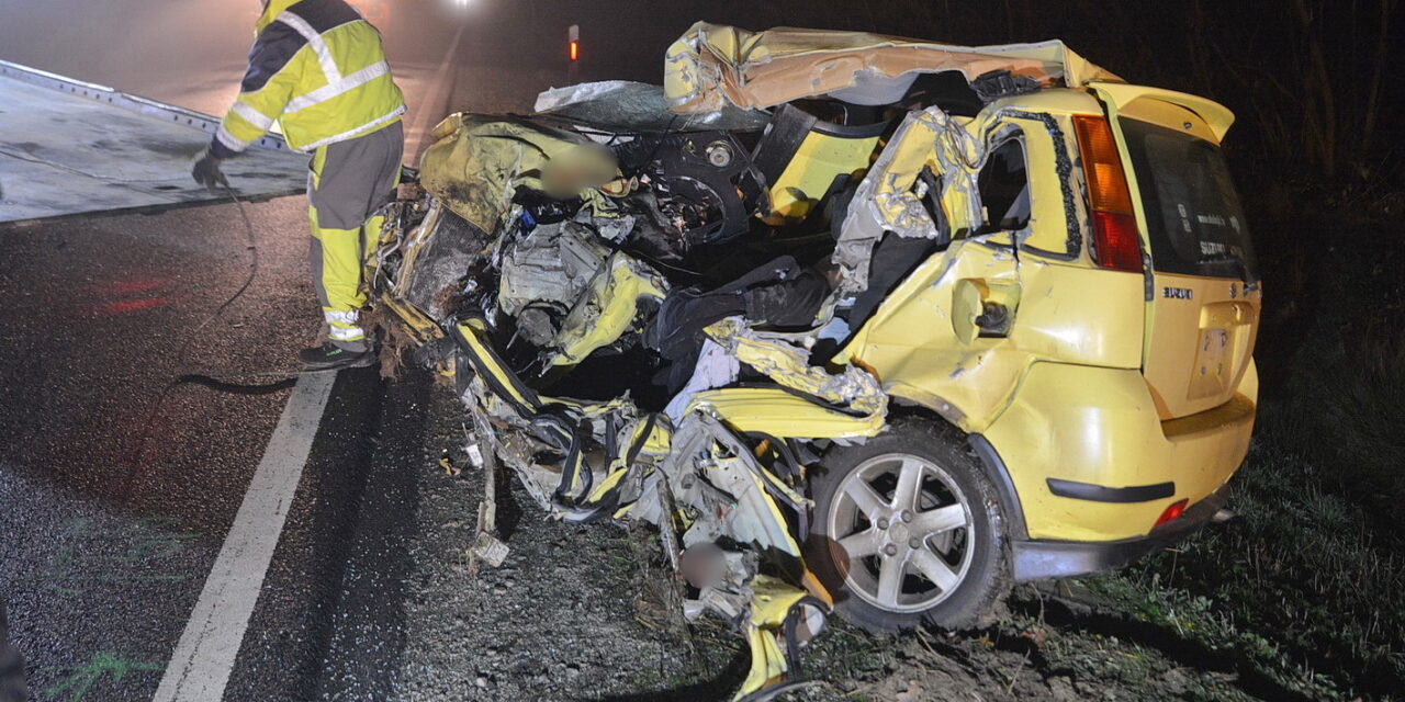 Avokádót szállító kamionnal ütközött a Suzuki: az autó 21 éves sofőrje azonnal meghalt