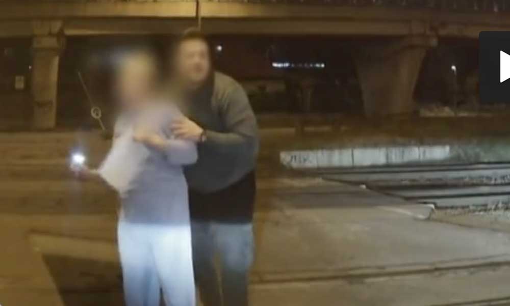 A síneken várta a halált az idős asszony Budapesten, egy taxis mentette meg a nő életét – videó a cikkben