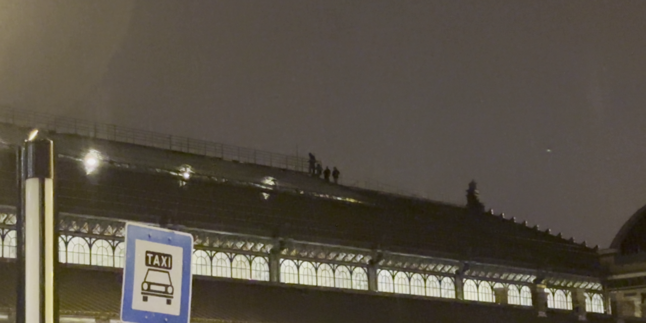 A Nyugati pályaudvar tetején szelfizett egy társaság,  a MÁV feljelentést tett a rendőrségen