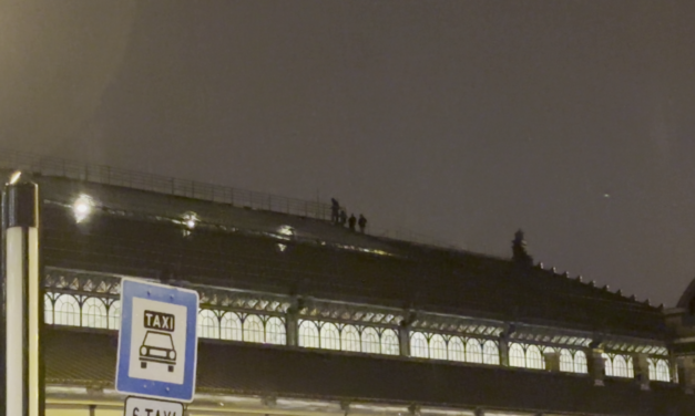 A Nyugati pályaudvar tetején szelfizett egy társaság,  a MÁV feljelentést tett a rendőrségen