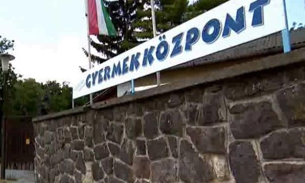 Borzalom a fóti gyermekotthonban: földön fekvő, fogyatékos fiatalt rugdosott az egyik nevelő – videó a cikkben