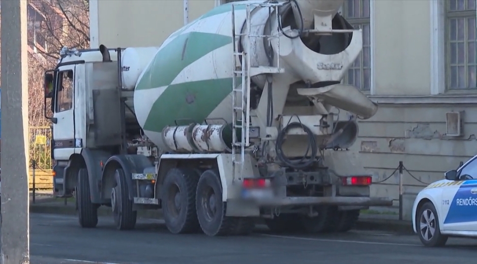 Halálra gázolta a betonkeverő az idős asszonyt Egerben