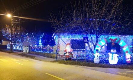 Feljelentette egy helyi lakos, el kellett távolítani a lakiteleki asszony karácsonyi díszeit