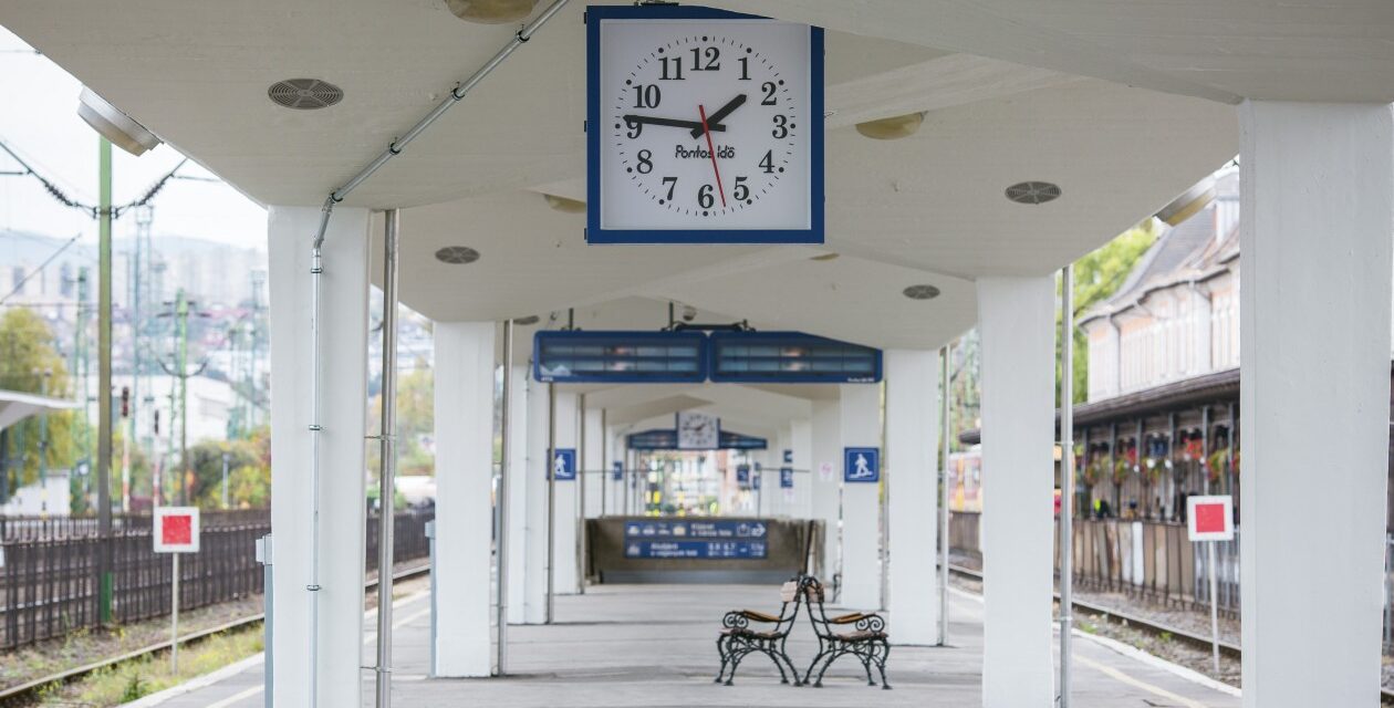 Gyilkosság a miskolci pályaudvaron: vonattal menekült a részeg férfi, miután közösülés közben megfojtotta a hajléktalan nőt