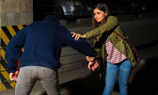 Így veheted észre ha követ valaki az utcán, ezt csináld, ha megtámad egy ismeretlen férfi – Legyél résen és védd meg magad