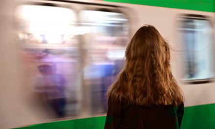 Zaklatás a vonaton és a HÉV-en, ezt tedd, ha valaki bántani akar és egyedül vagy – Ezzel a 10 hatékony önvédelmi módszerrel mindig segíthetsz magadon