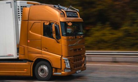 A figyelmeztető fények szerepe a kamionokon