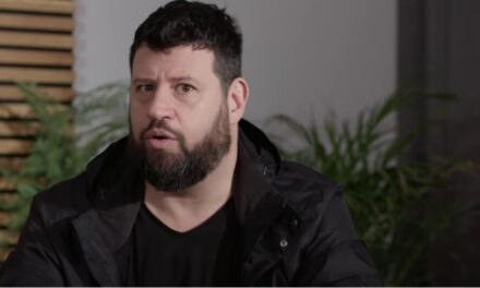 Rendőrök igazoltatták Puzsér Róbert házibuijáról távozó vendégeket, valamit nagyon kerestek náluk