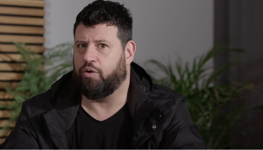 Rendőrök igazoltatták Puzsér Róbert házibuijáról távozó vendégeket, valamit nagyon kerestek náluk