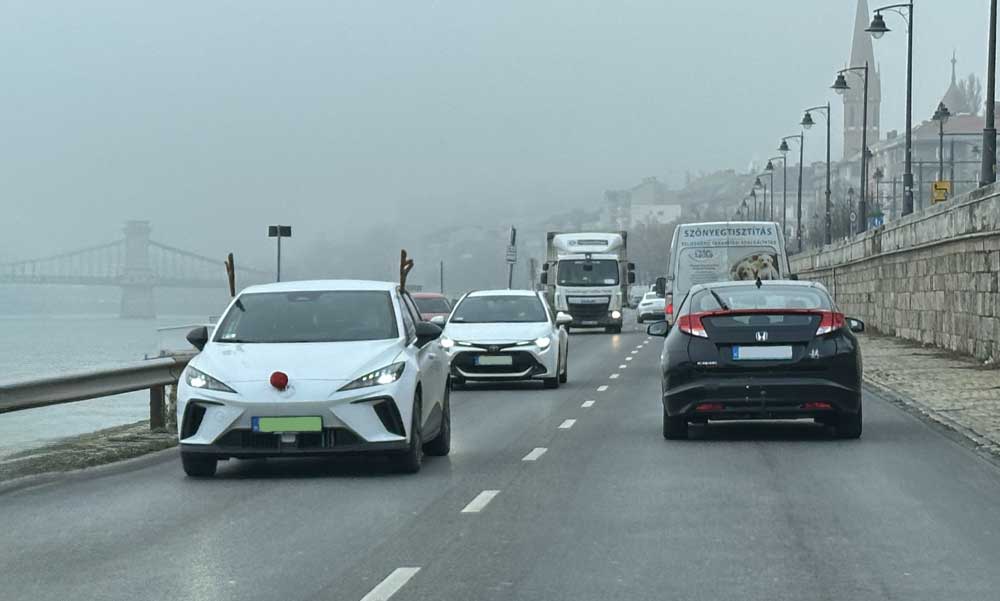 Súlyos baleset Budapesten: lezuhant egy ember karácsonykor, mentő és tűzoltó vonult ki a budai alsó rakparthoz
