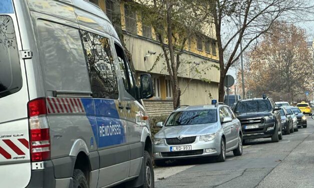 Razzia a Szőlő utcában: van akit csukjával a fején, bilincsben vittek el, a nyomozók három embert vettek őrizetbe