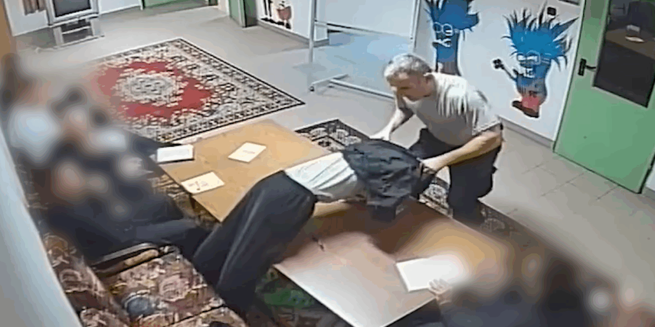 Újabb megrázó felvételek a Szőlő utcai bántalmazásokról: kirángatta a padból, majd a földön rúgdosta az egyik lakót az igazgató – videó a cikkben