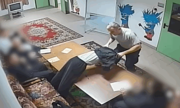 Újabb megrázó felvételek a Szőlő utcai bántalmazásokról: kirángatta a padból, majd a földön rúgdosta az egyik lakót az igazgató – videó a cikkben