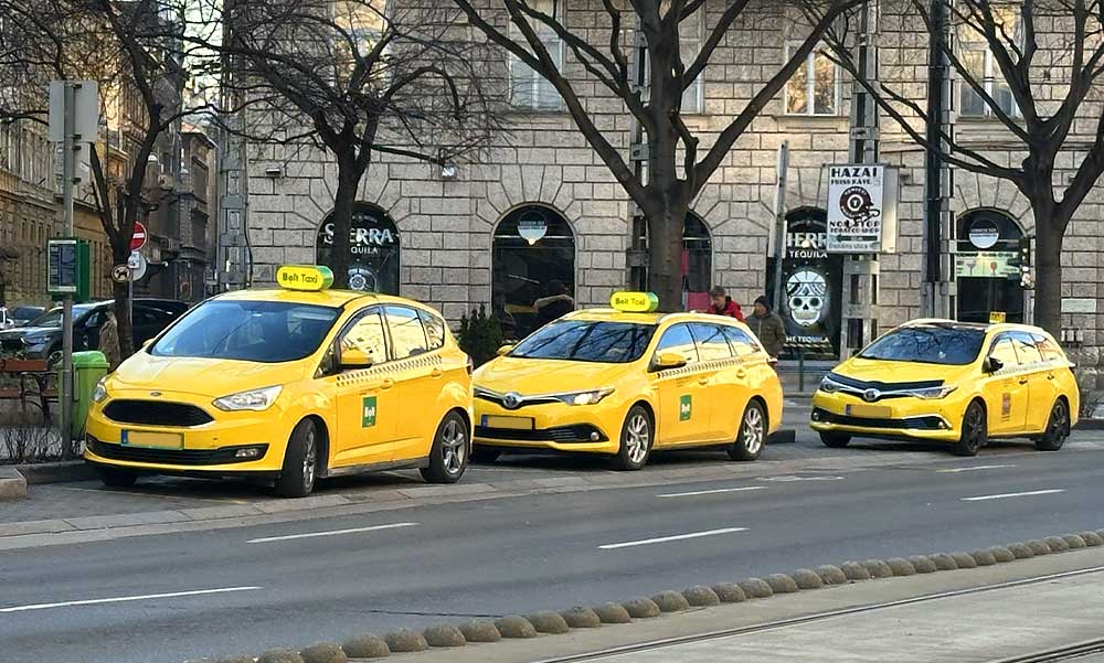 Jogosítvány és általános iskolai végzettség nélküli taxisok jelentek meg Budapest utcáin, kiakadt a taxis szövetség vezetője