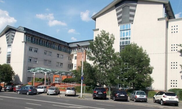 Rendkívüli haláleset a budapesti kórházban: az angol aknában találták meg a hétfő hajnalban eltűnt beteg holttestét