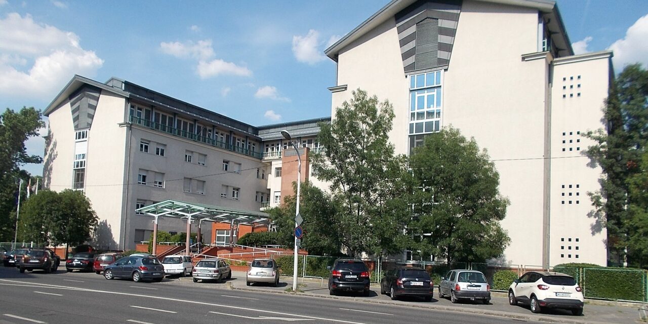 Rendkívüli haláleset a budapesti kórházban: az angol aknában találták meg a hétfő hajnalban eltűnt beteg holttestét