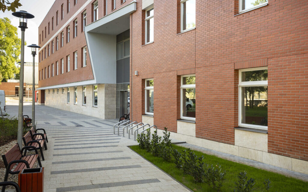 Újabb beteg halt meg rejtélyes körülmények között egy budapesti kórházban: a 2. emeleti kórteremből ugrott le a páciens