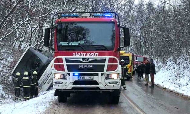 Árokba borult egy busz Pest vármegyében, a tűzoltók mentették az utasokat
