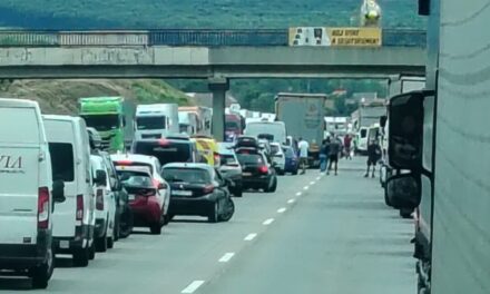 Tömegbaleset miatt 10 kilométeres a torlódás az M1-es autópályán, késnek a vonatok a győri fővonalon