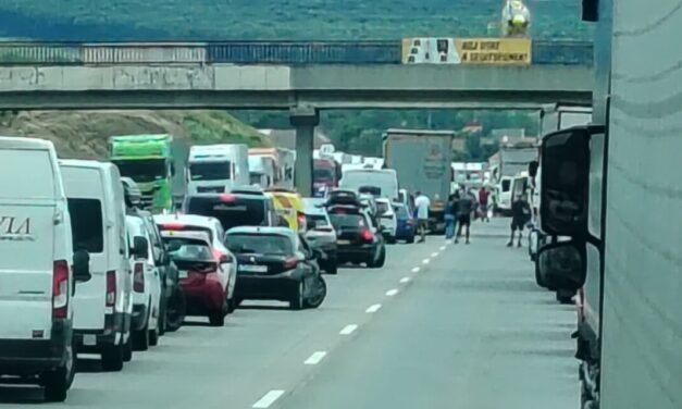 Tömegbaleset miatt 10 kilométeres a torlódás az M1-es autópályán, késnek a vonatok a győri fővonalon