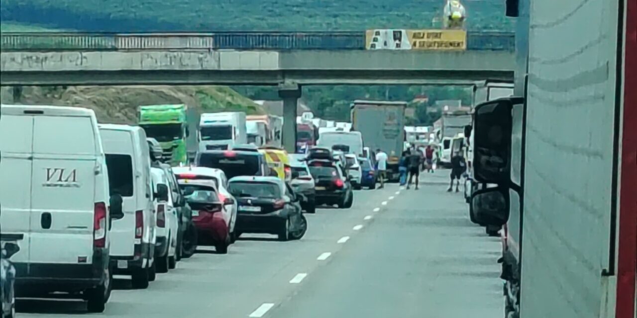 Tömegbaleset miatt 10 kilométeres a torlódás az M1-es autópályán, késnek a vonatok a győri fővonalon