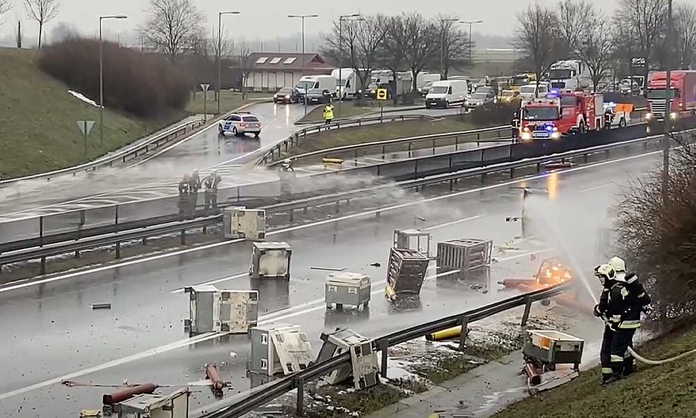 Akciófilmbe illő jelenetek az M6-os autópályán: mesterlövészek lőtték ki a szétszóródott gázpalackokat – videó a cikkben