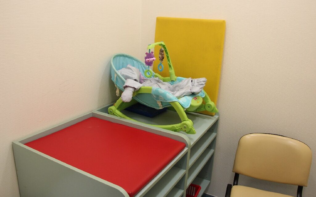 Titokban, otthonában szülte meg a kisfiát a tízgyermekes anya, majd busszal vitte a kórházba és magára hagyta – az egyik orvos talált rá a babára