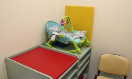 Titokban, otthonában szülte meg a kisfiát a tízgyermekes anya, majd busszal vitte a kórházba és magára hagyta – az egyik orvos talált rá a babára