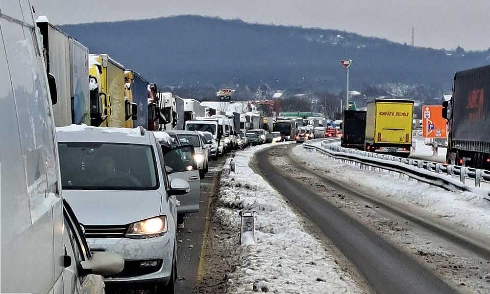 Káosz az M1-es autópályán: teljesen leállt a forgalom Biatorbágy és Tatabánya között, mozdulatlanul áll a kamionsor